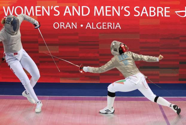 Coupe du Monde d escrime Oran 2026 la Francais Tori Toscane (gauche) affronte la bulgares Ilieva Yoana (droite), lors de la Finale individuelle du sabre fà minine, lors de la Coupe du monde d escrime 2026 a Oran, en Algerie, le 17 Octobre 2026 (Photo By Billel Bensalem APP Images) oran Algà rie Copyright: xAlgà riexPressexPhotosxAPPxBillelxBensalemx xAPPxImagesx 670A3140