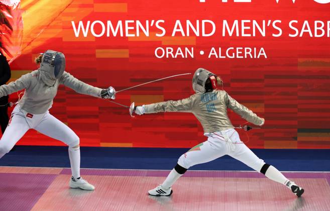 Coupe du Monde d escrime Oran 2026 la Francais Tori Toscane (gauche) affronte la bulgares Ilieva Yoana (droite), lors de la Finale individuelle du sabre fà minine, lors de la Coupe du monde d escrime 2026 a Oran, en Algerie, le 17 Octobre 2026 (Photo By Billel Bensalem APP Images) oran Algà rie Copyright: xAlgà riexPressexPhotosxAPPxBillelxBensalemx xAPPxImagesx 670A3073