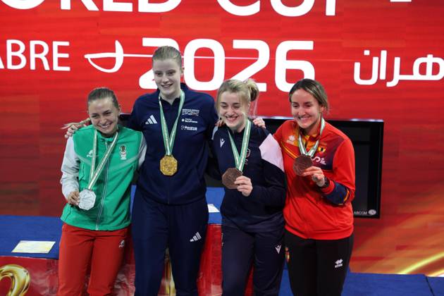 Coupe du Monde d escrime Oran 2026 la Francais Tori Toscane (C), celebre avec la mÃ daille d or, apres avoir remporte la finale individuelle du sabre fÃ minine, lors de la Finale individuelle du sabre fÃ minine, lors de la Coupe du monde d escrime 2026 a Oran, en Algerie, le 17 Octobre 2026 (Photo By Billel Bensalem APP Images) oran AlgÃ rie Copyright: xAlgÃ riexPressexPhotosxAPPxBillelxBensalemx xAPPxImagesx 670A3414