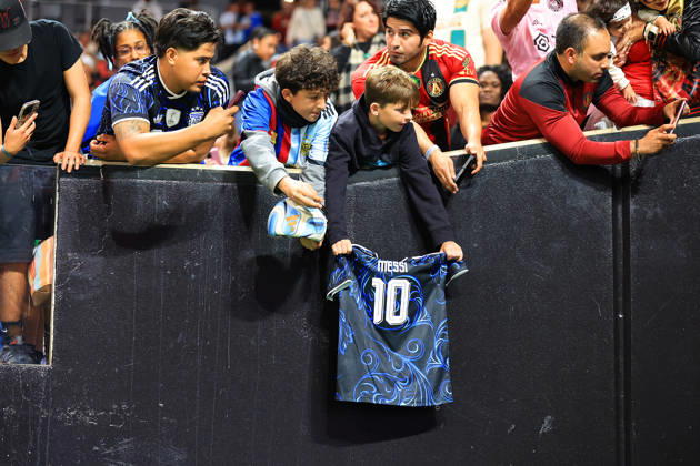 ATLANTA, GA - OCTOBER 17: Young fans wait in hope of an autograph as the Inter Miami CF team enters the pitch during the Saturday evening MLS, Fussball Herren, USA game between Atlanta United FC and Inter Miami CF on October 17, 2026 at Mercedes-Benz Stadium in Atlanta, Georgia. (Photo by David J. Griffin Icon Sportswire) SOCCER: OCT 17 MLS Atlanta United FC vs Inter Miami CF EDITORIAL USE ONLY Icon9532610170503