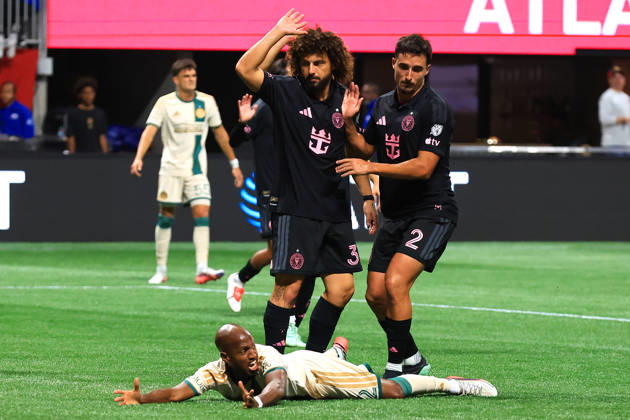 ATLANTA, GA - OCTOBER 17: Fafa Picault (22) of the Atlanta United pleads his case for a foul during the Saturday evening MLS, Fussball Herren, USA game between Atlanta United FC and Inter Miami CF on October 17, 2026 at Mercedes-Benz Stadium in Atlanta, Georgia. (Photo by David J. Griffin Icon Sportswire) SOCCER: OCT 17 MLS Atlanta United FC vs Inter Miami CF EDITORIAL USE ONLY Icon9532610170715