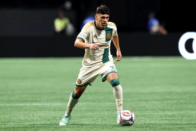ATLANTA, GA - OCTOBER 17: Elias Baez (3) of the Atlanta United advances the football during the Saturday evening MLS, Fussball Herren, USA game between Atlanta United FC and Inter Miami CF on October 17, 2026 at Mercedes-Benz Stadium in Atlanta, Georgia. (Photo by David J. Griffin Icon Sportswire) SOCCER: OCT 17 MLS Atlanta United FC vs Inter Miami CF EDITORIAL USE ONLY Icon9532610170804