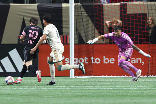 ATLANTA, GA - OCTOBER 17: Leo Messi (10) of the Inter Miami CF sets up for a shot on goal during the Saturday evening MLS, Fussball Herren, USA game between Atlanta United FC and Inter Miami CF on October 17, 2026 at Mercedes-Benz Stadium in Atlanta, Georgia. (Photo by David J. Griffin Icon Sportswire) SOCCER: OCT 17 MLS Atlanta United FC vs Inter Miami CF EDITORIAL USE ONLY Icon9532610170862