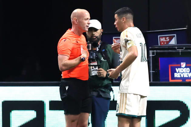 ATLANTA, GA - OCTOBER 17: Miguel Almiron (10) of the Atlanta United argues his case with the referee during the Saturday evening MLS, Fussball Herren, USA game between Atlanta United FC and Inter Miami CF on October 17, 2026 at Mercedes-Benz Stadium in Atlanta, Georgia. (Photo by David J. Griffin Icon Sportswire) SOCCER: OCT 17 MLS Atlanta United FC vs Inter Miami CF EDITORIAL USE ONLY Icon9532610170914