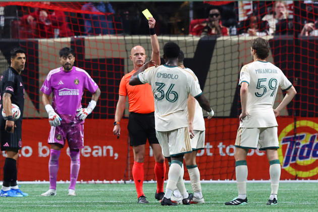 ATLANTA, GA - OCTOBER 17: The referee holds up the yellow card to Breel Embolo (36) of the Atlanta United during the Saturday evening MLS, Fussball Herren, USA game between Atlanta United FC and Inter Miami CF on October 17, 2026 at Mercedes-Benz Stadium in Atlanta, Georgia. (Photo by David J. Griffin Icon Sportswire) SOCCER: OCT 17 MLS Atlanta United FC vs Inter Miami CF EDITORIAL USE ONLY Icon9532610170922