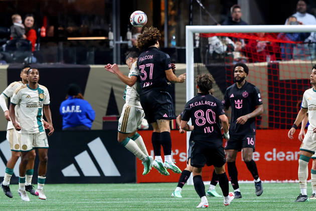 ATLANTA, GA - OCTOBER 17: Elias Baez (3) of the Atlanta United and Maximiliano Falcon (37) of the Inter Miami CF leap to head the football during the Saturday evening MLS, Fussball Herren, USA game between Atlanta United FC and Inter Miami CF on October 17, 2026 at Mercedes-Benz Stadium in Atlanta, Georgia. (Photo by David J. Griffin Icon Sportswire) SOCCER: OCT 17 MLS Atlanta United FC vs Inter Miami CF EDITORIAL USE ONLY Icon9532610170941