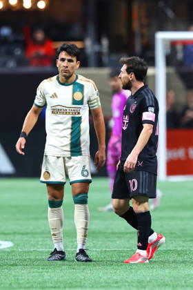ATLANTA, GA - OCTOBER 17: Leo Messi (10) of the Inter Miami CF speaks with Junior Alonso (6) of the Atlanta United during the Saturday evening MLS, Fussball Herren, USA game between Atlanta United FC and Inter Miami CF on October 17, 2026 at Mercedes-Benz Stadium in Atlanta, Georgia. (Photo by David J. Griffin Icon Sportswire) SOCCER: OCT 17 MLS Atlanta United FC vs Inter Miami CF EDITORIAL USE ONLY Icon9532610171017