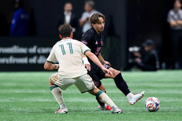 ATLANTA, GA - OCTOBER 17: Matias Galarza (80) of the Inter Miami CF passes the football by Giuliano Galoppo (11) of the Atlanta United during the Saturday evening MLS, Fussball Herren, USA game between Atlanta United FC and Inter Miami CF on October 17, 2026 at Mercedes-Benz Stadium in Atlanta, Georgia. (Photo by David J. Griffin Icon Sportswire) SOCCER: OCT 17 MLS Atlanta United FC vs Inter Miami CF EDITORIAL USE ONLY Icon9532610110175