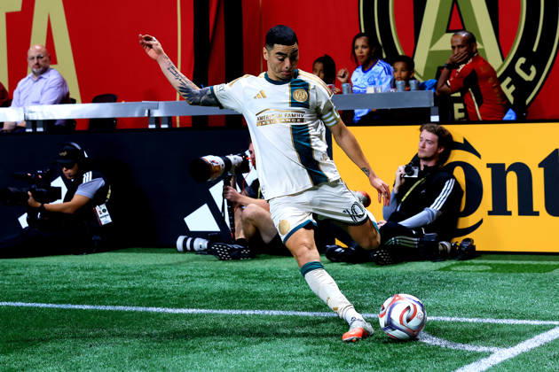ATLANTA, GA - OCTOBER 17: Miguel Almiron (10) of the Atlanta United with a corner kick during the Saturday evening MLS, Fussball Herren, USA game between Atlanta United FC and Inter Miami CF on October 17, 2026 at Mercedes-Benz Stadium in Atlanta, Georgia. (Photo by David J. Griffin Icon Sportswire) SOCCER: OCT 17 MLS Atlanta United FC vs Inter Miami CF EDITORIAL USE ONLY Icon9532610170640