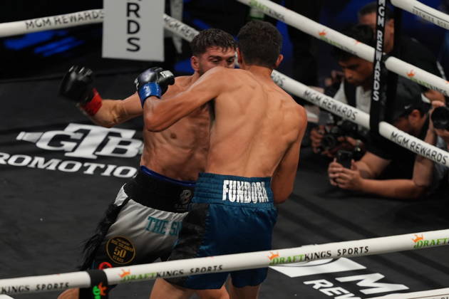 BOXING: Sebastian Fundora vs Ermal Hadribeaj in Las Vegas LAS VEGAS, NEVADA - OCTOBER 17: Sebastian Fundora (in blue glove) and Ermal Hadribeaj (in red glove) exchange punches during their WBC super welterweight World Championship, WM, Weltmeisterschaft title on Saturday night at the Chelsea of The Cosmopolitan in Las Vegas, Nevada, United States on October 17, 2026. Tayfun Coskun Anadolu Nevada United States. Editorial use only. Please get in touch for any other usage.  Copyright: x2026xAnadoluxTayfunxCoskunx