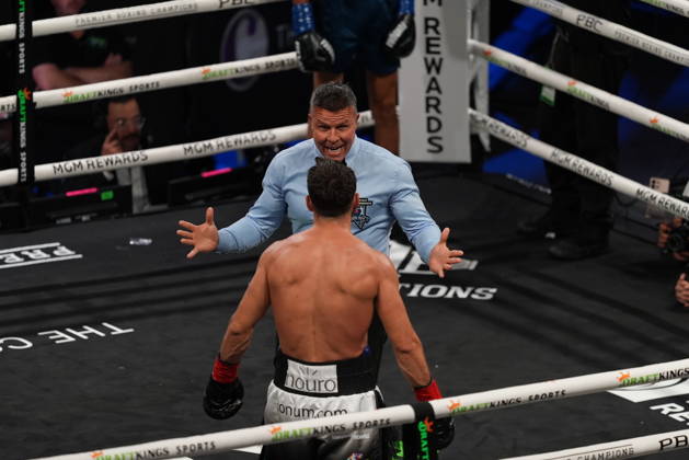 BOXING: Sebastian Fundora vs Ermal Hadribeaj in Las Vegas LAS VEGAS, NEVADA - OCTOBER 17: The referee reacts at the match of Sebastian Fundora (in blue glove) and Ermal Hadribeaj (in red glove) during their WBC super welterweight World Championship, WM, Weltmeisterschaft title on Saturday night at the Chelsea of The Cosmopolitan in Las Vegas, Nevada, United States on October 17, 2026. Tayfun Coskun Anadolu Nevada United States. Editorial use only. Please get in touch for any other usage.  Copyright: x2026xAnadoluxTayfunxCoskunx