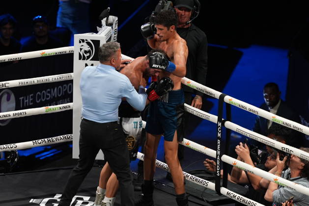 BOXING: Sebastian Fundora vs Ermal Hadribeaj in Las Vegas LAS VEGAS, NEVADA - OCTOBER 17: Sebastian Fundora (in blue glove) and Ermal Hadribeaj (in red glove) exchange punches during their WBC super welterweight World Championship, WM, Weltmeisterschaft title on Saturday night at the Chelsea of The Cosmopolitan in Las Vegas, Nevada, United States on October 17, 2026. Tayfun Coskun Anadolu Nevada United States. Editorial use only. Please get in touch for any other usage.  Copyright: x2026xAnadoluxTayfunxCoskunx