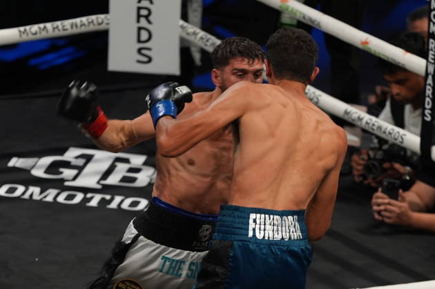 BOXING: Sebastian Fundora vs Ermal Hadribeaj in Las Vegas LAS VEGAS, NEVADA - OCTOBER 17: Sebastian Fundora (in blue glove) and Ermal Hadribeaj (in red glove) exchange punches during their WBC super welterweight World Championship, WM, Weltmeisterschaft title on Saturday night at the Chelsea of The Cosmopolitan in Las Vegas, Nevada, United States on October 17, 2026. Tayfun Coskun Anadolu Nevada United States. Editorial use only. Please get in touch for any other usage.  Copyright: x2026xAnadoluxTayfunxCoskunx