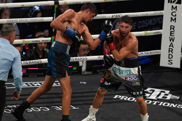 BOXING: Sebastian Fundora vs Ermal Hadribeaj in Las Vegas LAS VEGAS, NEVADA - OCTOBER 17: Sebastian Fundora (in blue glove) and Ermal Hadribeaj (in red glove) exchange punches during their WBC super welterweight World Championship, WM, Weltmeisterschaft title on Saturday night at the Chelsea of The Cosmopolitan in Las Vegas, Nevada, United States on October 17, 2026. Tayfun Coskun Anadolu Nevada United States. Editorial use only. Please get in touch for any other usage.  Copyright: x2026xAnadoluxTayfunxCoskunx