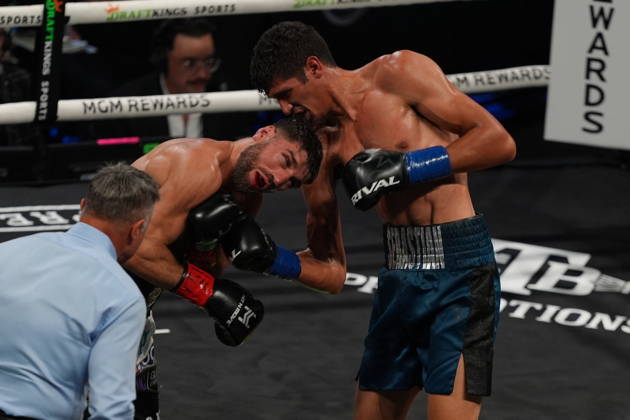 BOXING: Sebastian Fundora vs Ermal Hadribeaj in Las Vegas LAS VEGAS, NEVADA - OCTOBER 17: Sebastian Fundora (in blue glove) and Ermal Hadribeaj (in red glove) exchange punches during their WBC super welterweight World Championship, WM, Weltmeisterschaft title on Saturday night at the Chelsea of The Cosmopolitan in Las Vegas, Nevada, United States on October 17, 2026. Tayfun Coskun Anadolu Nevada United States. Editorial use only. Please get in touch for any other usage.  Copyright: x2026xAnadoluxTayfunxCoskunx