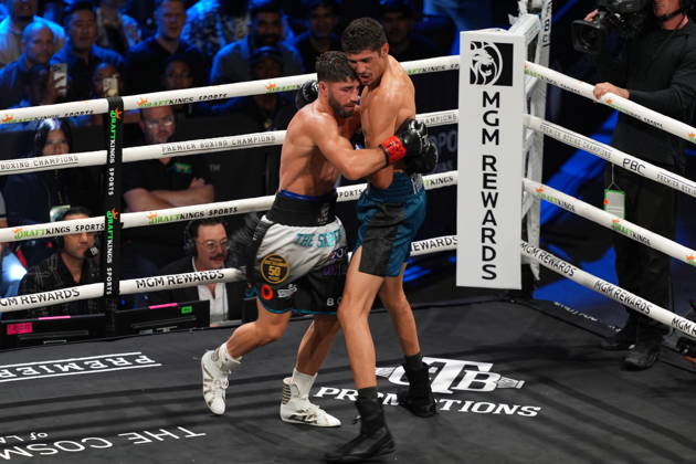 BOXING: Sebastian Fundora vs Ermal Hadribeaj in Las Vegas LAS VEGAS, NEVADA - OCTOBER 17: Sebastian Fundora (in blue glove) and Ermal Hadribeaj (in red glove) exchange punches during their WBC super welterweight World Championship, WM, Weltmeisterschaft title on Saturday night at the Chelsea of The Cosmopolitan in Las Vegas, Nevada, United States on October 17, 2026. Tayfun Coskun Anadolu Nevada United States. Editorial use only. Please get in touch for any other usage.  Copyright: x2026xAnadoluxTayfunxCoskunx
