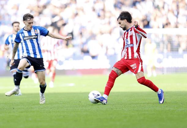October 17, 2026, Sabadell, Barcelona, Spain: Barcelona Spain 17.10.2026 Pol Lozano (Espanyol) and Alex Baena (Atletico de Madrid) battle for the ball during the La Liga EA Sports between Espanyol and Atletico de Madrid at RCDE Stadium on 17 October 2026 in Barcelona. Soccer 2026 LaLiga: Espanyol 0-1 Atletico De Madrid  - ZUMAu50_ 20261017_zsp_u50_027 Copyright: xXavixUrgelesx