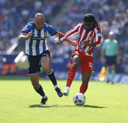 October 17, 2026, Sabadell, Barcelona, Spain: Barcelona Spain 17.10.2026 Vanja Drkusic (Espanyol) and Ademola Lookman (Atletico de Madrid) battle for the ball during the La Liga EA Sports between Espanyol and Atletico de Madrid at RCDE Stadium on 17 October 2026 in Barcelona. Soccer 2026 LaLiga: Espanyol 0-1 Atletico De Madrid  - ZUMAu50_ 20261017_zsp_u50_049 Copyright: xXavixUrgelesx