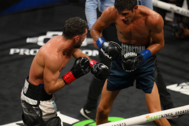 BOXING: Sebastian Fundora vs Ermal Hadribeaj in Las Vegas LAS VEGAS, NEVADA - OCTOBER 17: Sebastian Fundora (in blue glove) defeats Ermal Hadribeaj (in red glove) during their WBC super welterweight World Championship, WM, Weltmeisterschaft title on Saturday night at the Chelsea of The Cosmopolitan in Las Vegas, Nevada, United States on October 17, 2026. Tayfun Coskun Anadolu Nevada United States. Editorial use only. Please get in touch for any other usage.  Copyright: x2026xAnadoluxTayfunxCoskunx