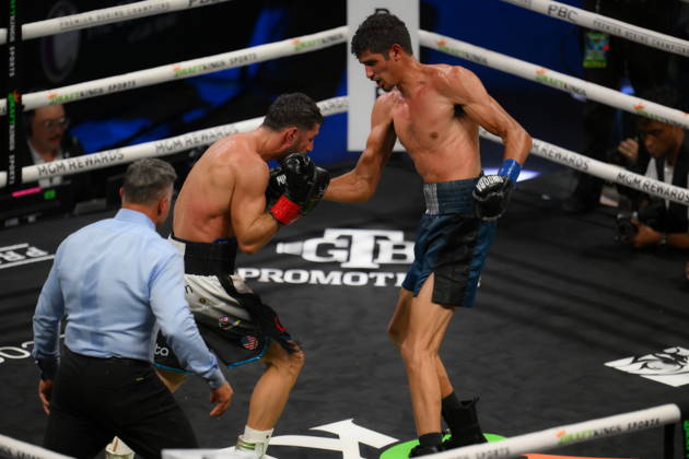 BOXING: Sebastian Fundora vs Ermal Hadribeaj in Las Vegas LAS VEGAS, NEVADA - OCTOBER 17: Sebastian Fundora (in blue glove) defeats Ermal Hadribeaj (in red glove) during their WBC super welterweight World Championship, WM, Weltmeisterschaft title on Saturday night at the Chelsea of The Cosmopolitan in Las Vegas, Nevada, United States on October 17, 2026. Tayfun Coskun Anadolu Nevada United States. Editorial use only. Please get in touch for any other usage.  Copyright: x2026xAnadoluxTayfunxCoskunx