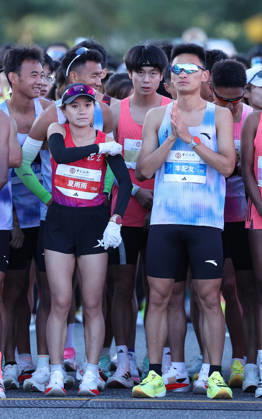 (261018) -- BEIJING, Oct. 18, 2026 -- Runners Feng Peiyou (front R) and Xia Yuyu (front L) prepare before the 2026 Beijing Marathon & National Marathon Championships in Beijing, capital of China, Oct. 18, 2026. ) (SP)CHINA-BEIJING-2026 BEIJING MARATHON(CN) LixMing 