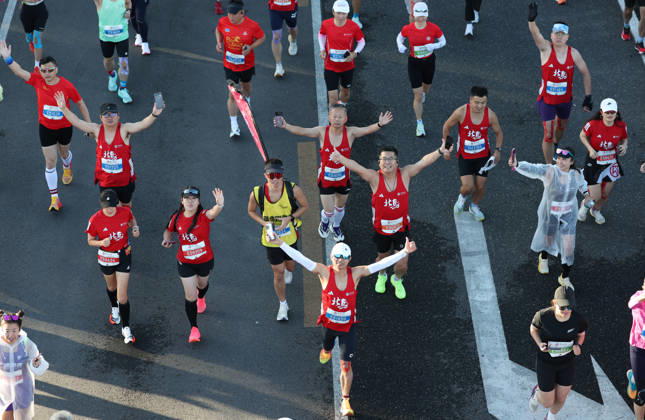 (261018) -- BEIJING, Oct. 18, 2026 -- Runners compete during the 2026 Beijing Marathon & National Marathon Championships in Beijing, capital of China, Oct. 18, 2026. ) (SP)CHINA-BEIJING-2026 BEIJING MARATHON(CN) ZhangxChenlin 