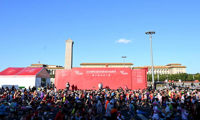 (261018) -- BEIJING, Oct. 18, 2026 -- Runners start during the 2026 Beijing Marathon & National Marathon Championships in Beijing, capital of China, Oct. 18, 2026. ) (SP)CHINA-BEIJING-2026 BEIJING MARATHON(CN) JiaxYuchen 