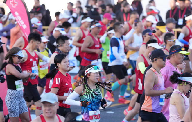 (261018) -- BEIJING, Oct. 18, 2026 -- Runners start during the 2026 Beijing Marathon & National Marathon Championships in Beijing, capital of China, Oct. 18, 2026. ) (SP)CHINA-BEIJING-2026 BEIJING MARATHON(CN) JiaxYuchen 