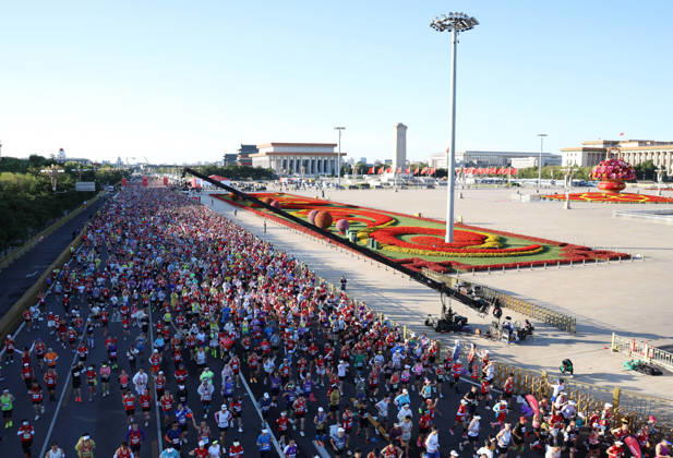 (261018) -- BEIJING, Oct. 18, 2026 -- Runners compete during the 2026 Beijing Marathon & National Marathon Championships in Beijing, capital of China, Oct. 18, 2026. ) (SP)CHINA-BEIJING-2026 BEIJING MARATHON(CN) ZhangxChenlin 