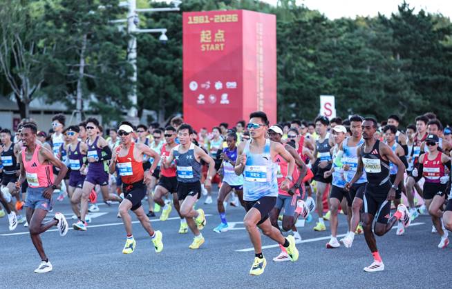 (261018) -- BEIJING, Oct. 18, 2026 -- Runners compete during the 2026 Beijing Marathon & National Marathon Championships in Beijing, capital of China, Oct. 18, 2026. ) (SP)CHINA-BEIJING-2026 BEIJING MARATHON(CN) LixMing 