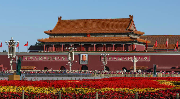 (261018) -- BEIJING, Oct. 18, 2026 -- Runners compete during the 2026 Beijing Marathon & National Marathon Championships in Beijing, capital of China, Oct. 18, 2026. ) (SP)CHINA-BEIJING-2026 BEIJING MARATHON(CN) LixMing 