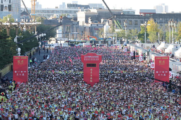 (261018) -- BEIJING, Oct. 18, 2026 -- Runners compete during the 2026 Beijing Marathon & National Marathon Championships in Beijing, capital of China, Oct. 18, 2026. ) (SP)CHINA-BEIJING-2026 BEIJING MARATHON(CN) ZhangxChenlin 