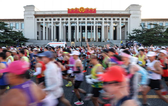 (261018) -- BEIJING, Oct. 18, 2026 -- Runners compete during the 2026 Beijing Marathon & National Marathon Championships in Beijing, capital of China, Oct. 18, 2026. ) (SP)CHINA-BEIJING-2026 BEIJING MARATHON(CN) LixMing 