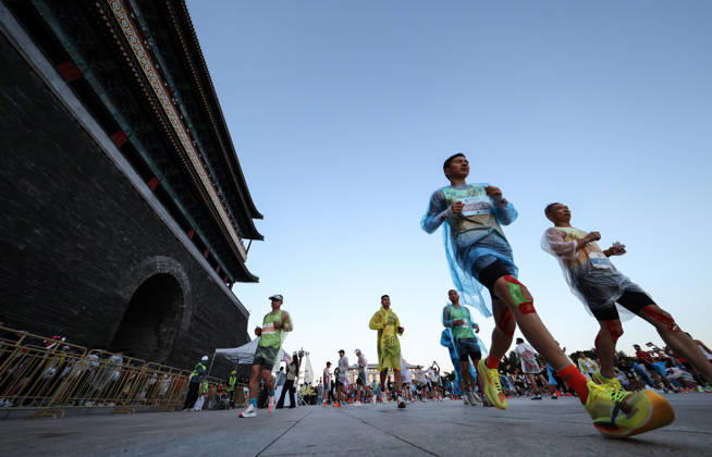 (261018) -- BEIJING, Oct. 18, 2026 -- Runners warm up before the 2026 Beijing Marathon & National Marathon Championships in Beijing, capital of China, Oct. 18, 2026. ) (SP)CHINA-BEIJING-2026 BEIJING MARATHON(CN) LixMing 