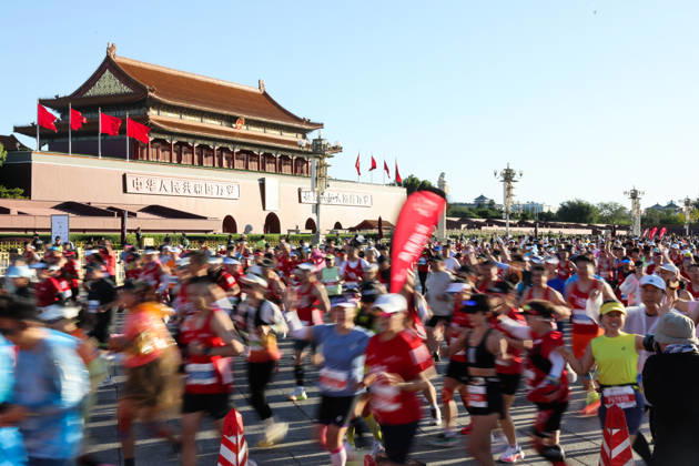 (261018) -- BEIJING, Oct. 18, 2026 -- Runners compete during the 2026 Beijing Marathon & National Marathon Championships in Beijing, capital of China, Oct. 18, 2026. ) (SP)CHINA-BEIJING-2026 BEIJING MARATHON JinxLiwang 