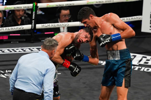 BOXING: Sebastian Fundora vs Ermal Hadribeaj in Las Vegas LAS VEGAS, NEVADA, UNITED STATES - OCTOBER 17: Sebastian Fundora (blue) defeats Ermal Hadribeaj (red) during their WBC super welterweight World Championship, WM, Weltmeisterschaft title on Saturday night at the Chelsea of The Cosmopolitan in Las Vegas, Nevada, United States on October 17, 2026. Tayfun Coskun Anadolu Nevada United States. Editorial use only. Please get in touch for any other usage.  Copyright: x2026xAnadoluxTayfunxCoskunx
