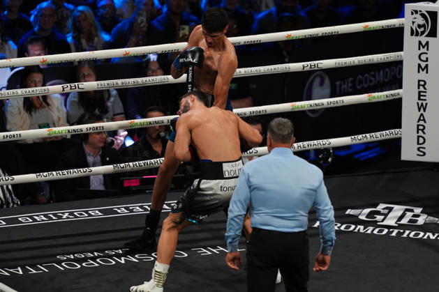 BOXING: Sebastian Fundora vs Ermal Hadribeaj in Las Vegas LAS VEGAS, NEVADA, UNITED STATES - OCTOBER 17: Sebastian Fundora (blue) defeats Ermal Hadribeaj (red) during their WBC super welterweight World Championship, WM, Weltmeisterschaft title on Saturday night at the Chelsea of The Cosmopolitan in Las Vegas, Nevada, United States on October 17, 2026. Tayfun Coskun Anadolu Nevada United States. Editorial use only. Please get in touch for any other usage.  Copyright: x2026xAnadoluxTayfunxCoskunx