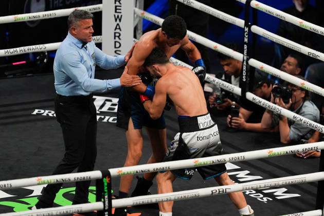 BOXING: Sebastian Fundora vs Ermal Hadribeaj in Las Vegas LAS VEGAS, NEVADA, UNITED STATES - OCTOBER 17: Sebastian Fundora (blue) defeats Ermal Hadribeaj (red) during their WBC super welterweight World Championship, WM, Weltmeisterschaft title on Saturday night at the Chelsea of The Cosmopolitan in Las Vegas, Nevada, United States on October 17, 2026. Tayfun Coskun Anadolu Nevada United States. Editorial use only. Please get in touch for any other usage.  Copyright: x2026xAnadoluxTayfunxCoskunx