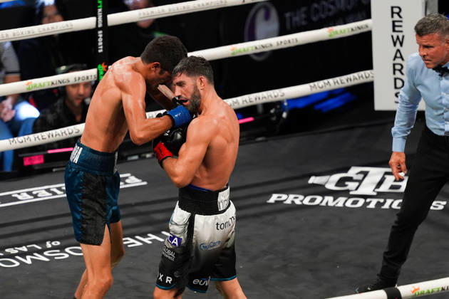 BOXING: Sebastian Fundora vs Ermal Hadribeaj in Las Vegas LAS VEGAS, NEVADA, UNITED STATES - OCTOBER 17: Sebastian Fundora (blue) defeats Ermal Hadribeaj (red) during their WBC super welterweight World Championship, WM, Weltmeisterschaft title on Saturday night at the Chelsea of The Cosmopolitan in Las Vegas, Nevada, United States on October 17, 2026. Tayfun Coskun Anadolu Nevada United States. Editorial use only. Please get in touch for any other usage.  Copyright: x2026xAnadoluxTayfunxCoskunx