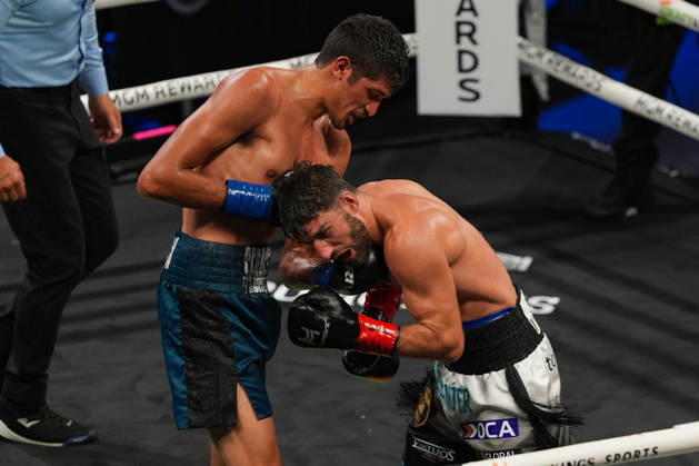 BOXING: Sebastian Fundora vs Ermal Hadribeaj in Las Vegas LAS VEGAS, NEVADA, UNITED STATES - OCTOBER 17: Sebastian Fundora (blue) defeats Ermal Hadribeaj (red) during their WBC super welterweight World Championship, WM, Weltmeisterschaft title on Saturday night at the Chelsea of The Cosmopolitan in Las Vegas, Nevada, United States on October 17, 2026. Tayfun Coskun Anadolu Nevada United States. Editorial use only. Please get in touch for any other usage.  Copyright: x2026xAnadoluxTayfunxCoskunx