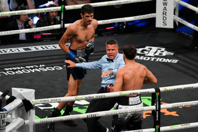 BOXING: Sebastian Fundora vs Ermal Hadribeaj in Las Vegas LAS VEGAS, NEVADA, UNITED STATES - OCTOBER 17: Sebastian Fundora (blue) defeats Ermal Hadribeaj (red) during their WBC super welterweight World Championship, WM, Weltmeisterschaft title on Saturday night at the Chelsea of The Cosmopolitan in Las Vegas, Nevada, United States on October 17, 2026. Tayfun Coskun Anadolu Nevada United States. Editorial use only. Please get in touch for any other usage.  Copyright: x2026xAnadoluxTayfunxCoskunx