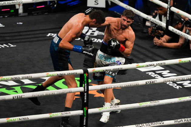 BOXING: Sebastian Fundora vs Ermal Hadribeaj in Las Vegas LAS VEGAS, NEVADA, UNITED STATES - OCTOBER 17: Sebastian Fundora (blue) defeats Ermal Hadribeaj (red) during their WBC super welterweight World Championship, WM, Weltmeisterschaft title on Saturday night at the Chelsea of The Cosmopolitan in Las Vegas, Nevada, United States on October 17, 2026. Tayfun Coskun Anadolu Nevada United States. Editorial use only. Please get in touch for any other usage.  Copyright: x2026xAnadoluxTayfunxCoskunx