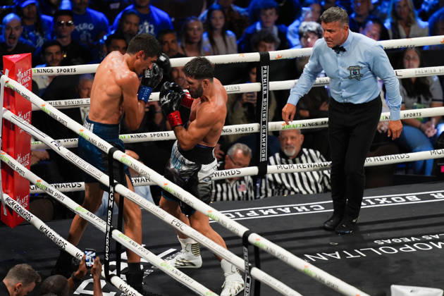 BOXING: Sebastian Fundora vs Ermal Hadribeaj in Las Vegas LAS VEGAS, NEVADA, UNITED STATES - OCTOBER 17: Sebastian Fundora (blue) defeats Ermal Hadribeaj (red) during their WBC super welterweight World Championship, WM, Weltmeisterschaft title on Saturday night at the Chelsea of The Cosmopolitan in Las Vegas, Nevada, United States on October 17, 2026. Tayfun Coskun Anadolu Nevada United States. Editorial use only. Please get in touch for any other usage.  Copyright: x2026xAnadoluxTayfunxCoskunx