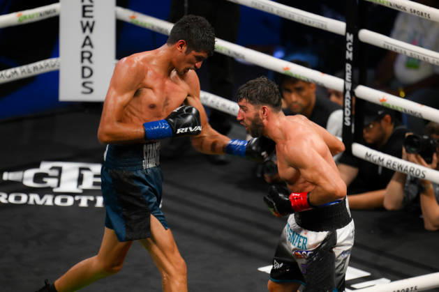 BOXING: Sebastian Fundora vs Ermal Hadribeaj in Las Vegas LAS VEGAS, NEVADA, UNITED STATES - OCTOBER 17: Sebastian Fundora (blue) defeats Ermal Hadribeaj (red) during their WBC super welterweight World Championship, WM, Weltmeisterschaft title on Saturday night at the Chelsea of The Cosmopolitan in Las Vegas, Nevada, United States on October 17, 2026. Tayfun Coskun Anadolu Nevada United States. Editorial use only. Please get in touch for any other usage.  Copyright: x2026xAnadoluxTayfunxCoskunx