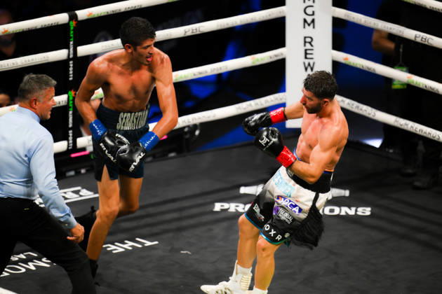 BOXING: Sebastian Fundora vs Ermal Hadribeaj in Las Vegas LAS VEGAS, NEVADA, UNITED STATES - OCTOBER 17: Sebastian Fundora (blue) and Ermal Hadribeaj (red) exchange punches during their WBC super welterweight World Championship, WM, Weltmeisterschaft title on Saturday night at the Chelsea of The Cosmopolitan in Las Vegas, Nevada, United States on October 17, 2026. Tayfun Coskun Anadolu Nevada United States. Editorial use only. Please get in touch for any other usage.  Copyright: x2026xAnadoluxTayfunxCoskunx
