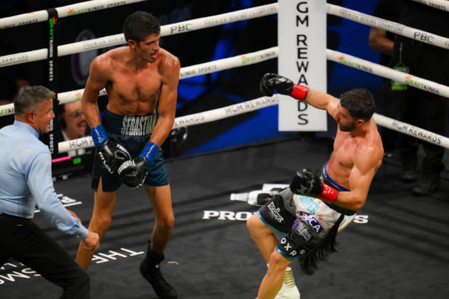 BOXING: Sebastian Fundora vs Ermal Hadribeaj in Las Vegas LAS VEGAS, NEVADA, UNITED STATES - OCTOBER 17: Sebastian Fundora (blue) defeats Ermal Hadribeaj (red) during their WBC super welterweight World Championship, WM, Weltmeisterschaft title on Saturday night at the Chelsea of The Cosmopolitan in Las Vegas, Nevada, United States on October 17, 2026. Tayfun Coskun Anadolu Nevada United States. Editorial use only. Please get in touch for any other usage.  Copyright: x2026xAnadoluxTayfunxCoskunx