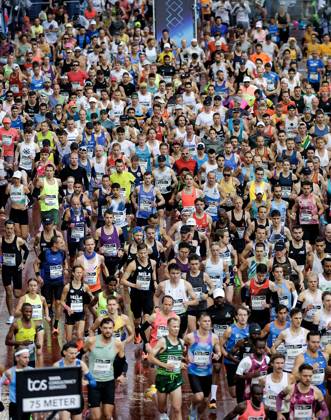 AMSTERDAM - The start of the Amsterdam Marathon. ANP RAMON VAN FLYMEN xVIxANPxSportx xxANPxIVx 572810208 originalFilename: 572810208