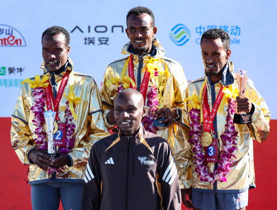 (261018) -- BEIJING, Oct. 18, 2026 -- (top L to R)Second-placed Muktar Edris of Ethiopia, first-placed Tamirat Tola of Ethiopia and third-placed Adane Kebede Gebre of Ethiopia pose with guest Sabastian Sawe of Kenya during the awarding ceremony for the men s marathon event at the 2026 Beijing Marathon & National Marathon Championships in Beijing, capital of China, Oct. 18, 2026. ) (SP)CHINA-BEIJING-2026 BEIJING MARATHON(CN) LuoxYuan 