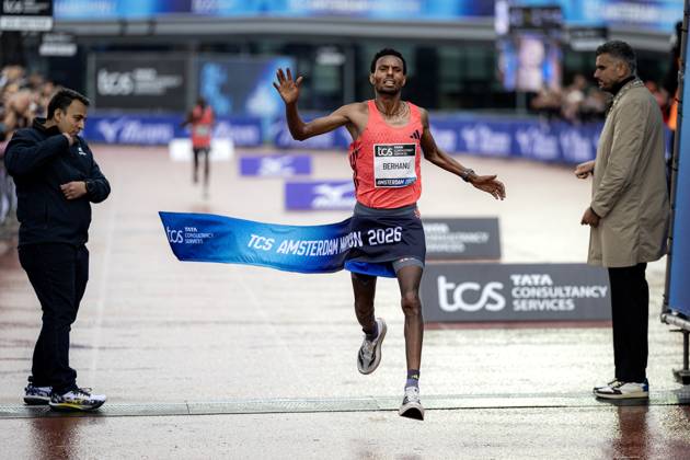 AMSTERDAM - Lemi Berhanu wins the Amsterdam Marathon. ANP RAMON VAN FLYMEN xVIxANPxSportx xxANPxIVx 572821141 originalFilename: 572821141.jpg