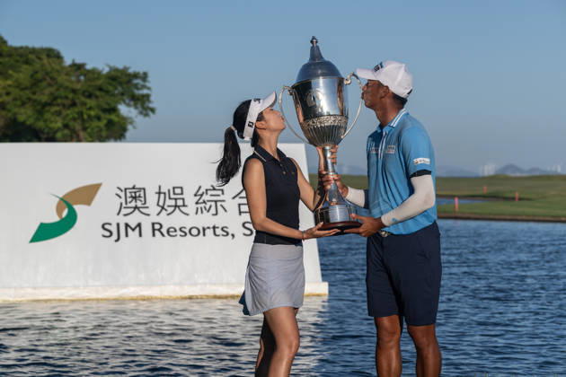 October 18, 2026, Macau, Macao Sar, China: WANG Wei-hsuan from Chinese Taipei ( Taiwan) wins the Macau Open 2026. With his wife Cindy Zhou. Macau Open Golf 2026 Final Round. Macau China - ZUMAr144 20261018_zap_r144_064 Copyright: xJaynexRussellx